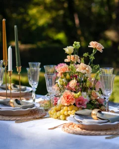 Composition florale centre de table fleurs de saison et fruits