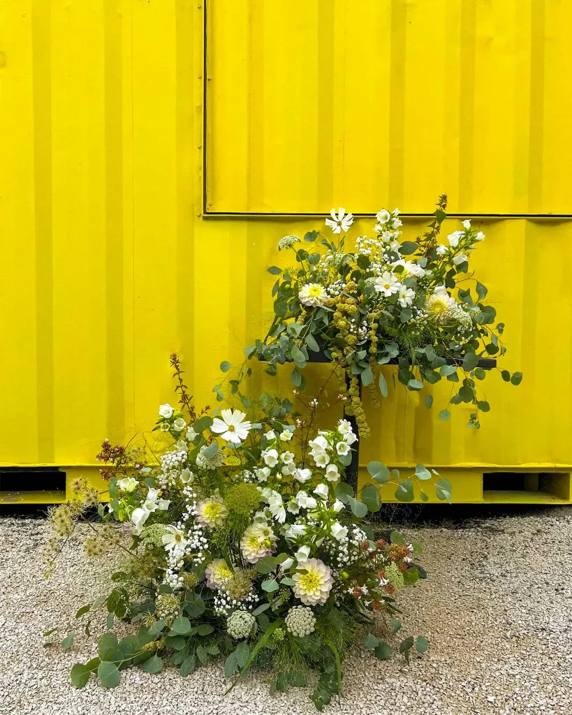 Composition champêtre fleurs fraîches de saison mariage