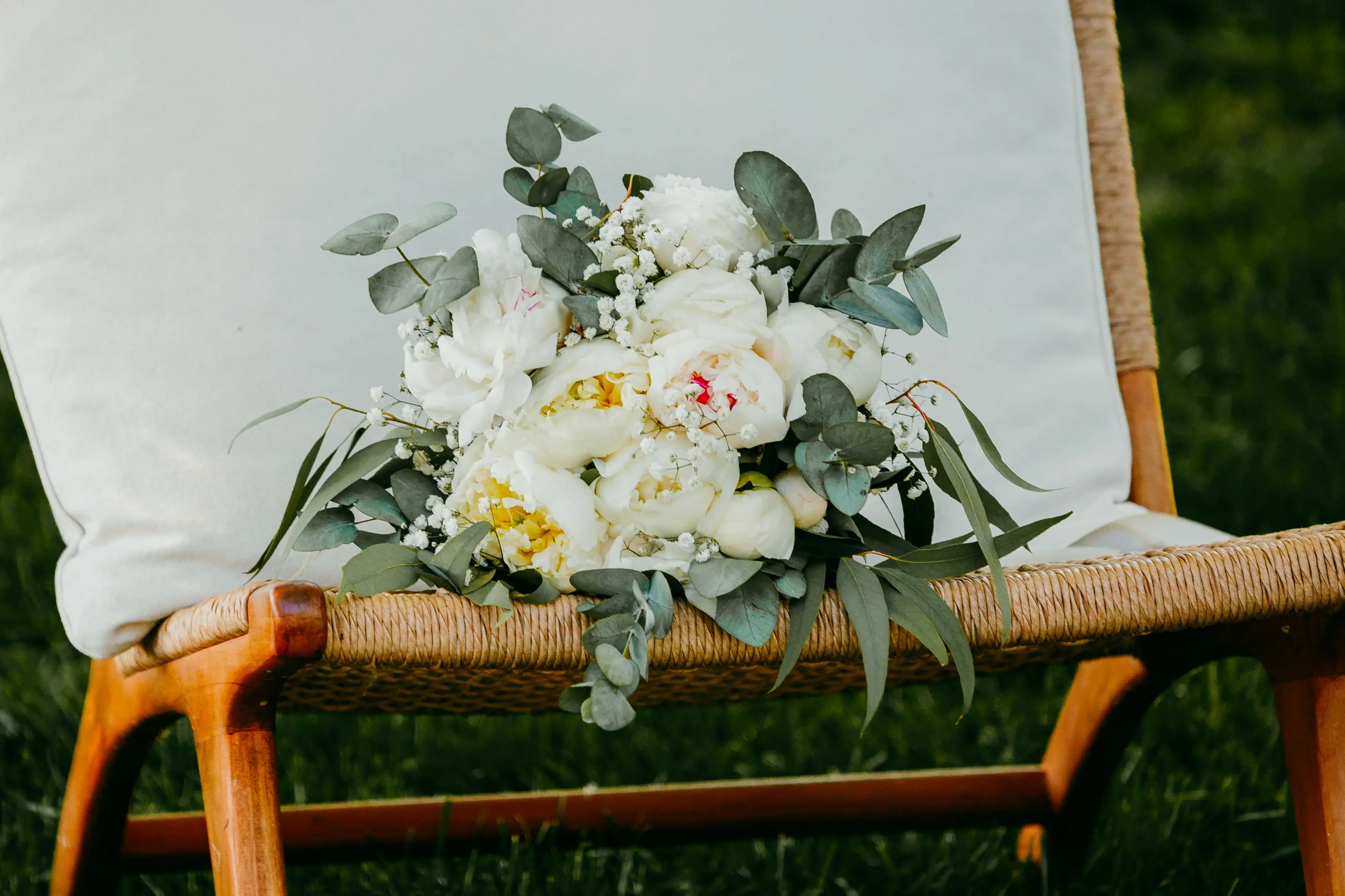 solta-fleurs-bouquet-mariée-pivoines-eucalyptus
